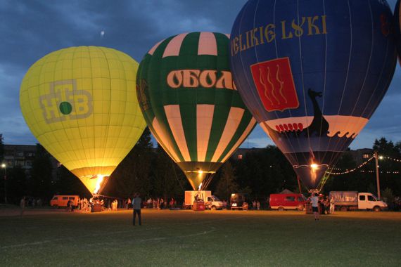 Ночное свечение воздушных шаров - чем их больше, тем ярче впечатление!